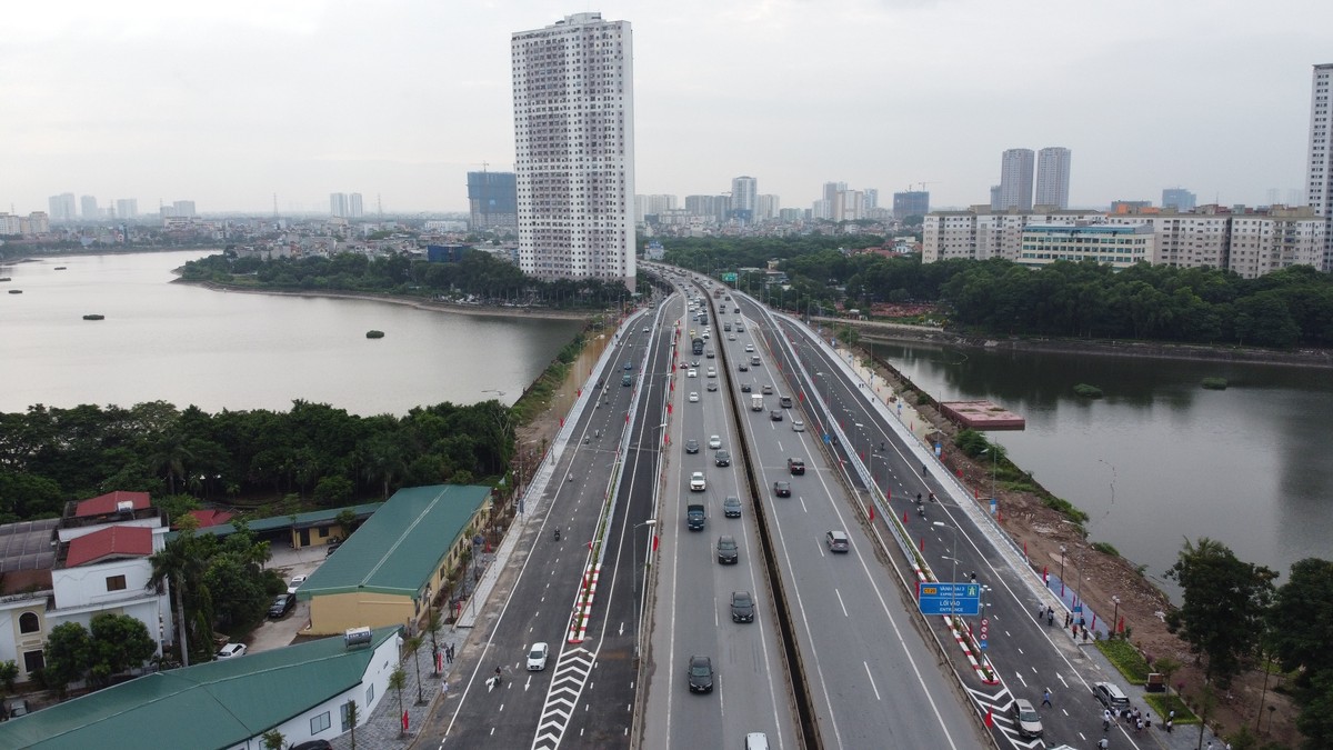 Cầu vượt thấp qua hồ Linh Đàm (Hoàng Mai, Hà Nội) là một trong 5 công trình giao thông trọng điểm được kỳ vọng sẽ giải cứu ùn tắc giao thông Hà Nội. Hai cầu thấp chạy song song với cầu cạn đường vành đai 3. Cầu thấp bên trái dài 260 m, cầu thấp bên phải dài 282 m và rộng 13 m. Hai cây cầu thấp bắc qua hồ Linh Đàm giúp kết nối hai đường Nghiêm Xuân Yêm và đường Hoàng Liệt. Ngoài ra, còn hai cầu nhánh đi lên xuống giúp kết nối giao thông đường Nghiêm Xuân Yêm phía dưới với đường vành đai 3 trên cao và ngược lại. Sáng nay, Bí thư Thành ủy Hà Nội Vương Đình Huệ cùng các đại biểu đã tham gia buổi lễ khánh thành và gắn biển công trình. Được khởi công xây dựng từ tháng 11/2019 với tổng mức đầu tư hơn 340 tỷ đồng, hôm nay (6/10), dự án đã hoàn thiện, thông xe. Cây cầu được kỳ vọng sẽ giảm áp lực cho đường Nguyễn Hữu Thọ, đường vành đai 3 trên cao qua cửa ngõ phía nam Thủ đô. Để xây dựng được hàng trăm trụ cầu, đơn vị thi công đã ngăn đôi hồ Linh Đàm. Sau khi dự án hoàn thành, mặt nước được trả lại như nguyên trạng. Trên hai cầu cạn đều có hành lang đi bộ rộng 1,75 m được lát đá, phía bên ngoài lắp đặt hệ thống lan can bằng thép cao khoảng 0,6 m và đèn chiếu sáng sử dụng bóng LED tiết kiệm điện. Mỗi bên cầu vượt được thiết kế một nhánh lên xuống kết nối với đường vành đai 3 trên cao và cầu vượt phía dưới. Lối dẫn vào đường vành đai 3 được cắm biển báo, chỉ cho phép ôtô lưu thông. Người dân tại bán đảo Linh Đàm rất mong chờ cầu mới để giảm tải ùn tắc giao thông tại khu vực này.