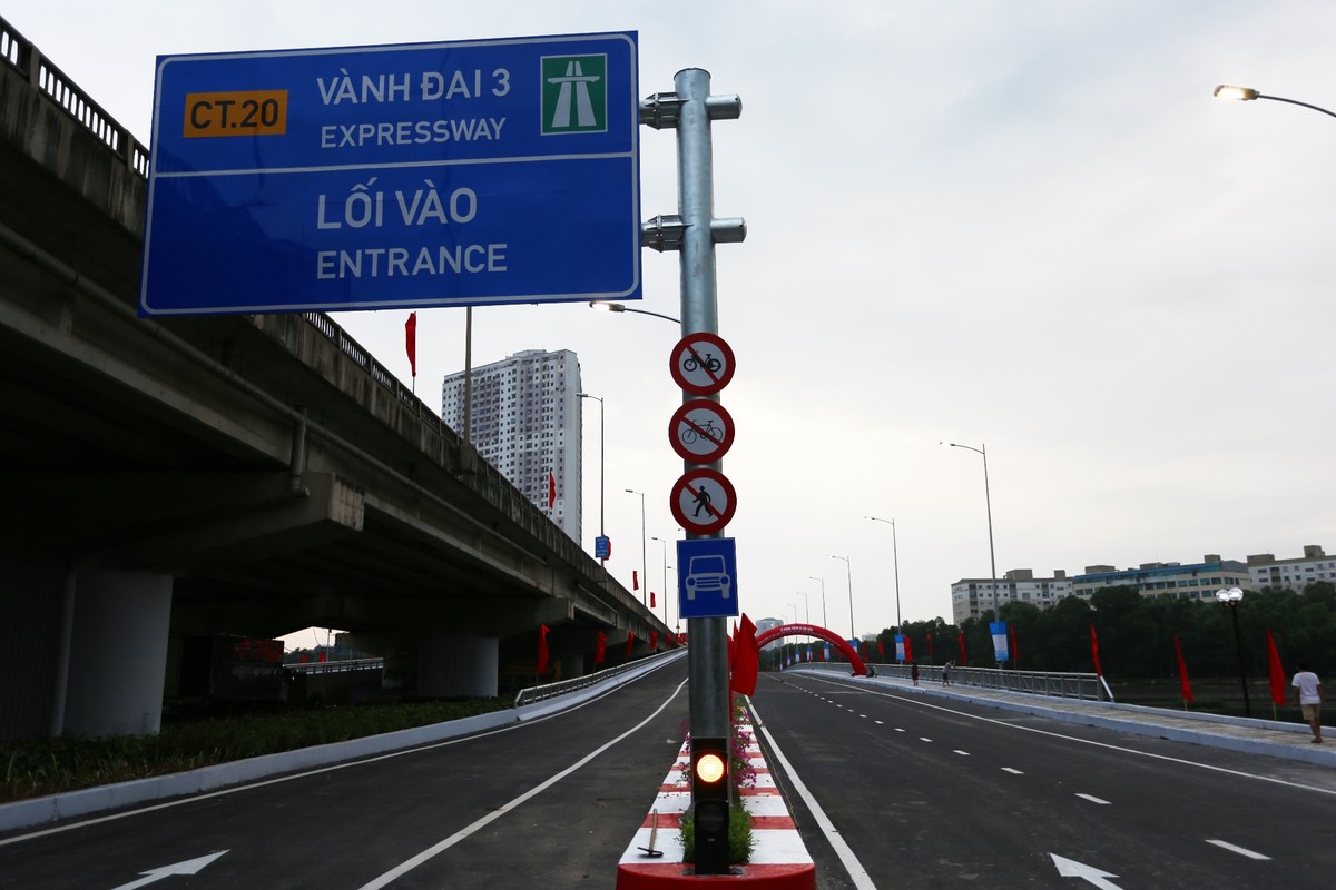 Mỗi bên cầu vượt được thiết kế một nhánh lên xuống kết nối với đường vành đai 3 trên cao và cầu vượt phía dưới. Lối dẫn vào đường vành đai 3 được cắm biển báo, chỉ cho phép ôtô lưu thông.