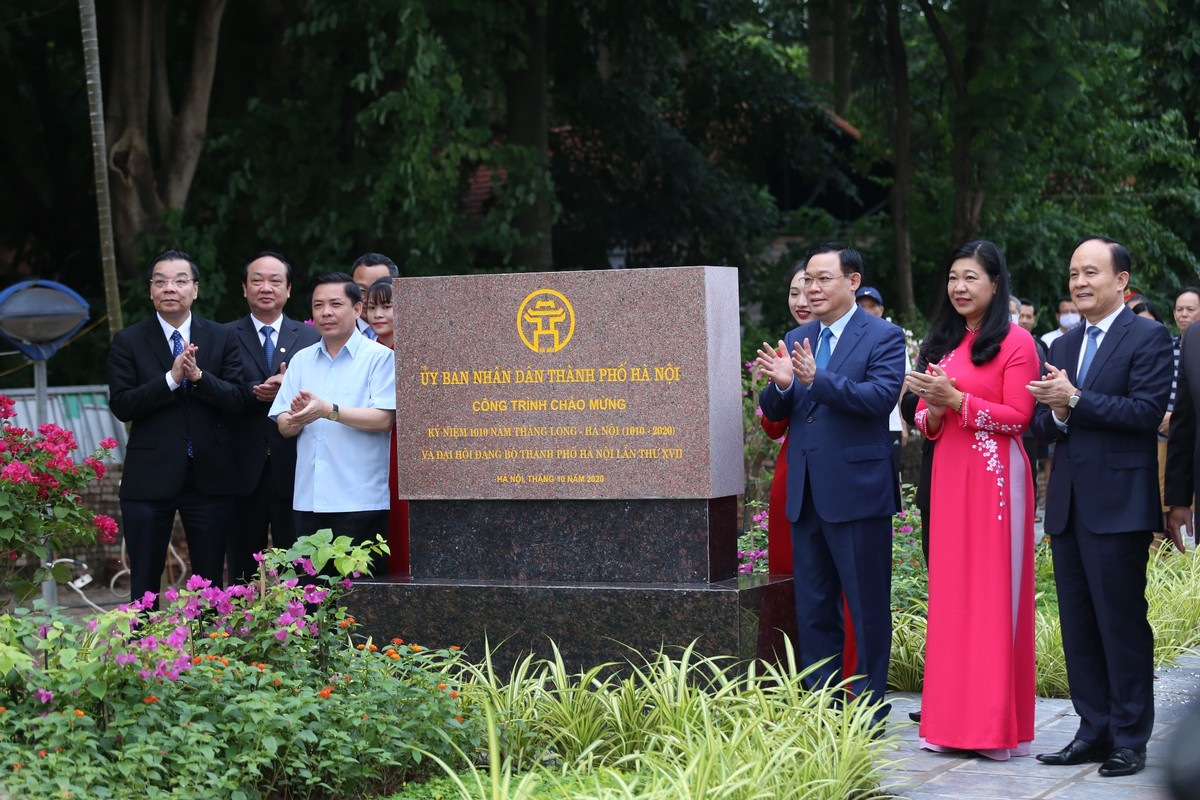 Sáng nay, Bí thư Thành ủy Hà Nội Vương Đình Huệ cùng các đại biểu đã tham gia buổi lễ khánh thành và gắn biển công trình.