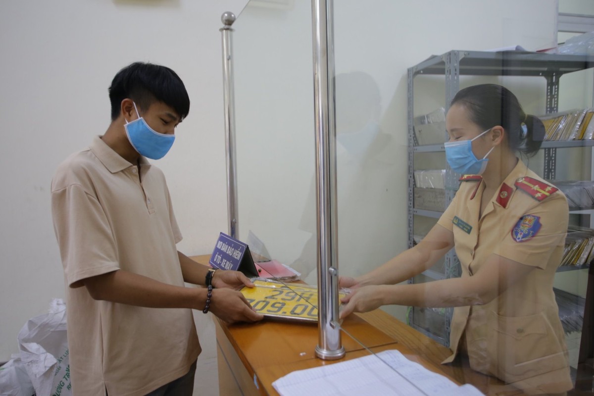 Theo Thông tư 58/2020 của Bộ Công an, kể từ ngày 01/8/2020 đến trước ngày 31/12/2021 các phương tiện hoạt động kinh doanh bắt buộc phải đổi từ biến số trắng sang biển số vàng.