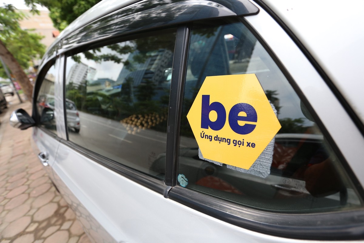 Đặc biệt trong đó, các xe chở khách công nghệ như grab, be... bắt buộc phải chuyển biển số xe vàng để dễ nhận biết.