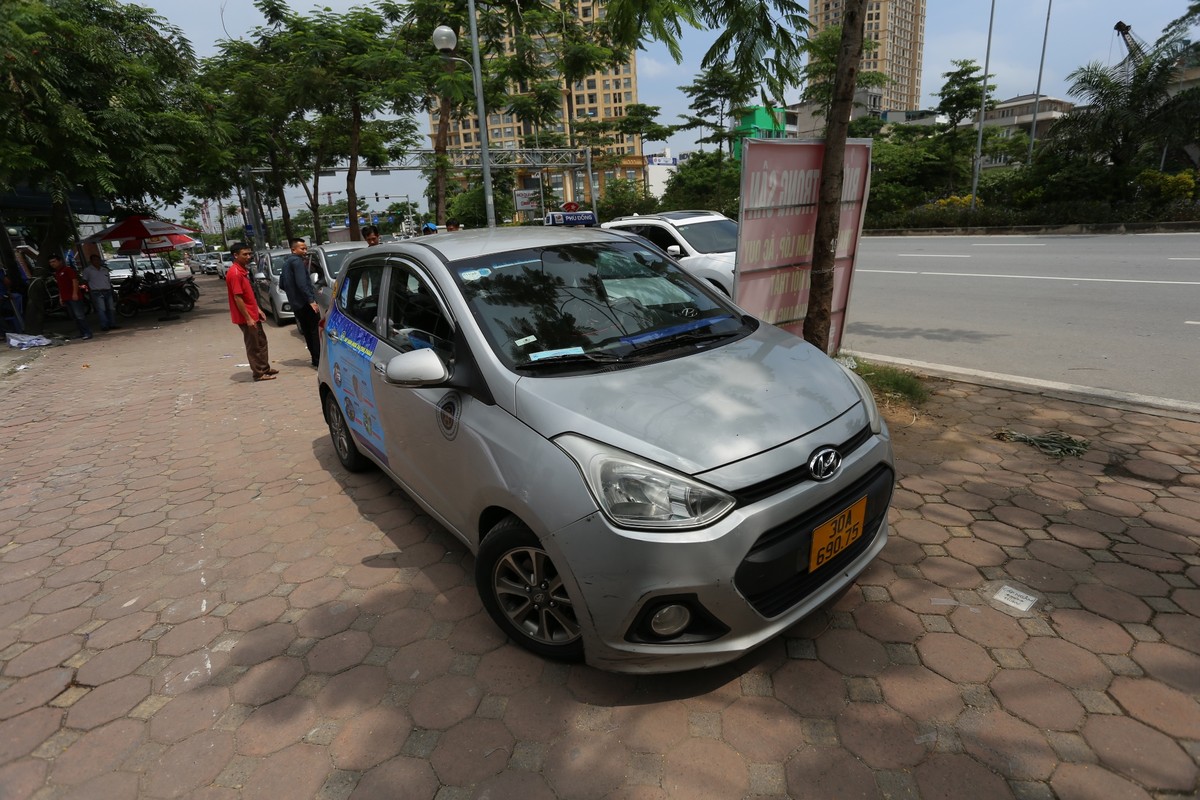 Dù thủ tục đơn giản, nhưng nhiều tài xế vẫn chưa thực hiện được việc cấp đổi biển số từ trắng sang vàng theo quy định do vướng mắc về giấy phép kinh doanh vận tải.