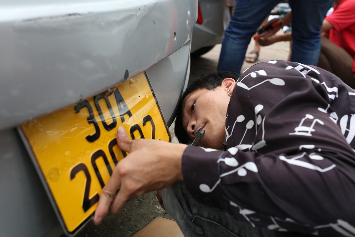 Anh Lê Vinh nhân viên của cửa hàng phụ kiện ô tô cho biết thời gian này việc lắp biển số xe vàng là một trong những việc thường xuyên phải làm.