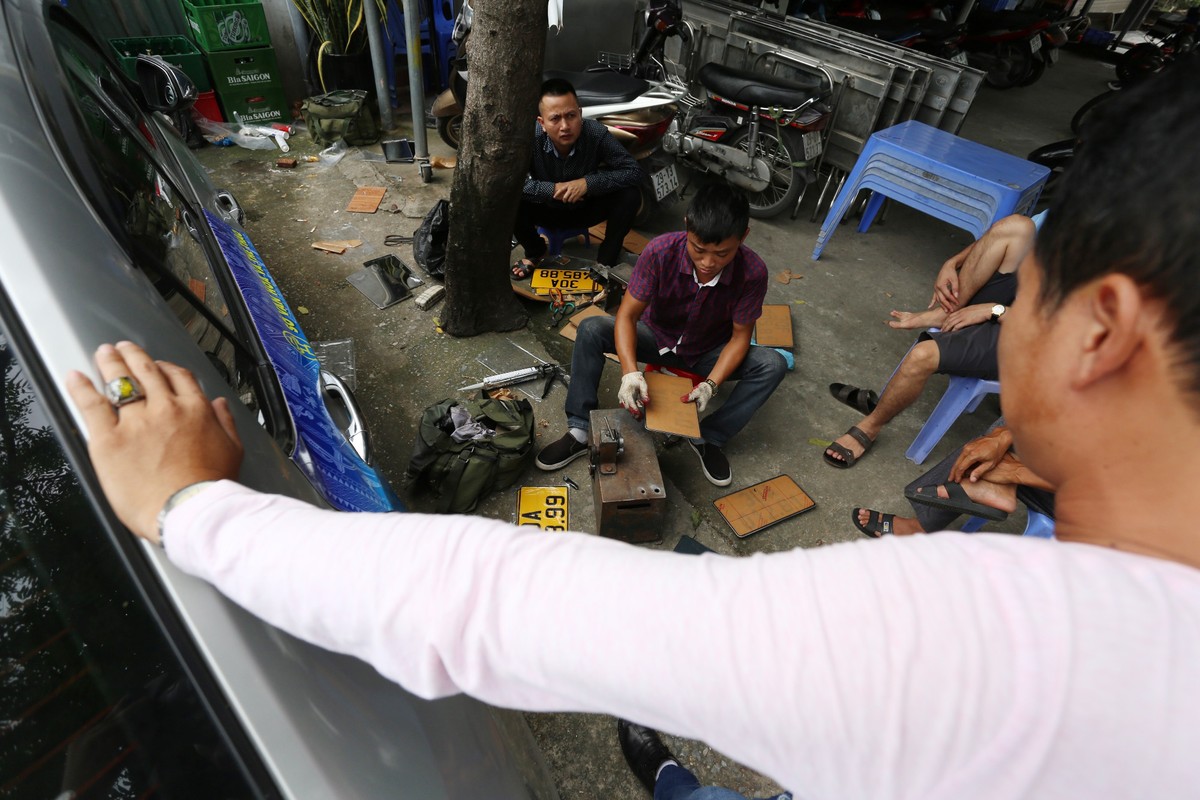 Sáng 7/10, một công ty taxi thuê người lắp biển cho hàng chục xe ngay trên đường Võ Chí Công (Tây Hồ, Hà Nội).