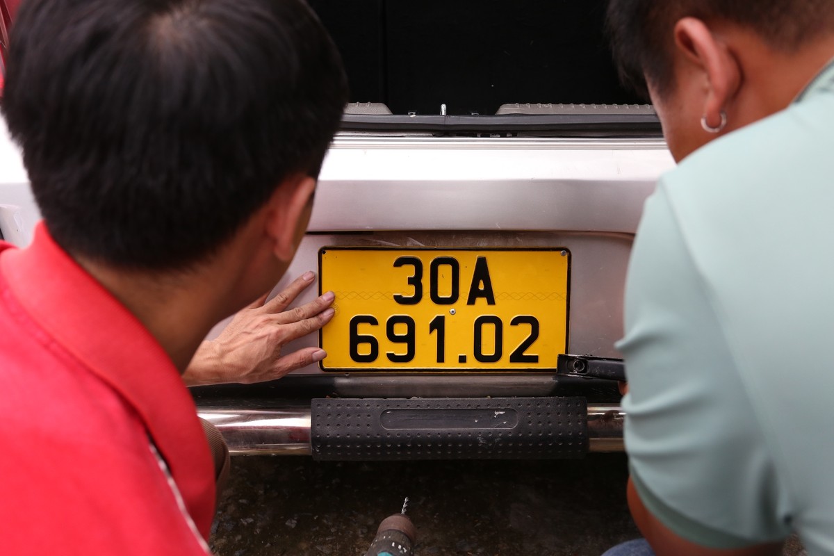 Mỗi biển được lắp trong khoảng 15' thu phí 10.000 đồng, nhân viên đến tận nơi nếu nhiều xe.