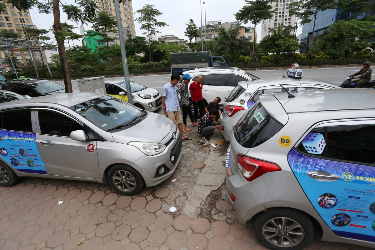 Tuy hạn đổi biển trắng sang biển vàng đến cuối năm sau nhưng thời điểm hiện tại nhiều hãng xe taxi cũng như vận tải đã tiến hành đổi biển hàng loạt.