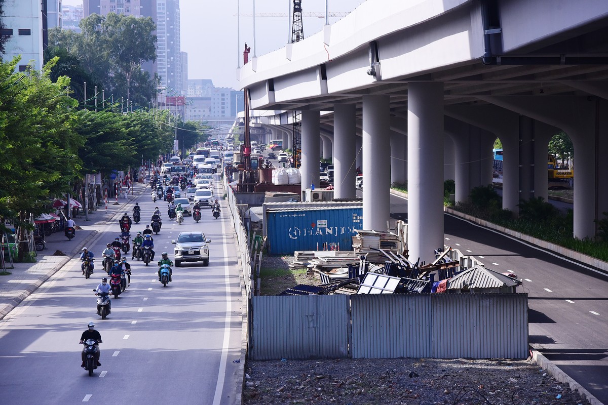 Khu vực thi công các lối lên xuống chưa hoàn thiện, vẫn phải quây tôn trên đường Phạm Văn Đồng.