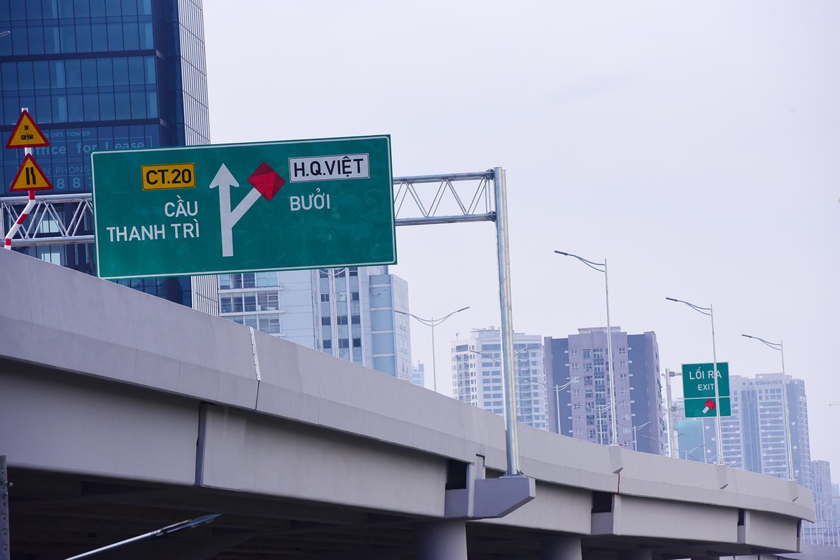 Tuy đã có cảnh báo nhưng liệu có đủ an toàn với những xe đang di chuyển trên đoạn đường có tốc độ tối đa lên tới 100km/h? Hiện tại, công nhân đang gấp rút thi công những hạng mục còn lại của công trình. Theo thông tin trên báo chí, sau khi phần cầu chính được thông xe, các nhà thầu sẽ tiếp tục triển khai thi công 6 nhánh lên xuống và dự kiến kết thúc toàn bộ vào cuối tháng 12/2020.