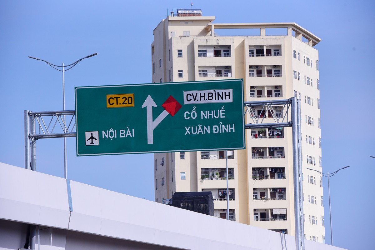 Cảnh báo được dán đỏ che lối xuống khu vực công viên Hòa Bình, Cổ Nhuế, Xuân Đỉnh. Tuy đã có cảnh báo nhưng liệu có đủ an toàn với những xe đang di chuyển trên đoạn đường có tốc độ tối đa lên tới 100km/h? Hiện tại, công nhân đang gấp rút thi công những hạng mục còn lại của công trình. Theo thông tin trên báo chí, sau khi phần cầu chính được thông xe, các nhà thầu sẽ tiếp tục triển khai thi công 6 nhánh lên xuống và dự kiến kết thúc toàn bộ vào cuối tháng 12/2020.