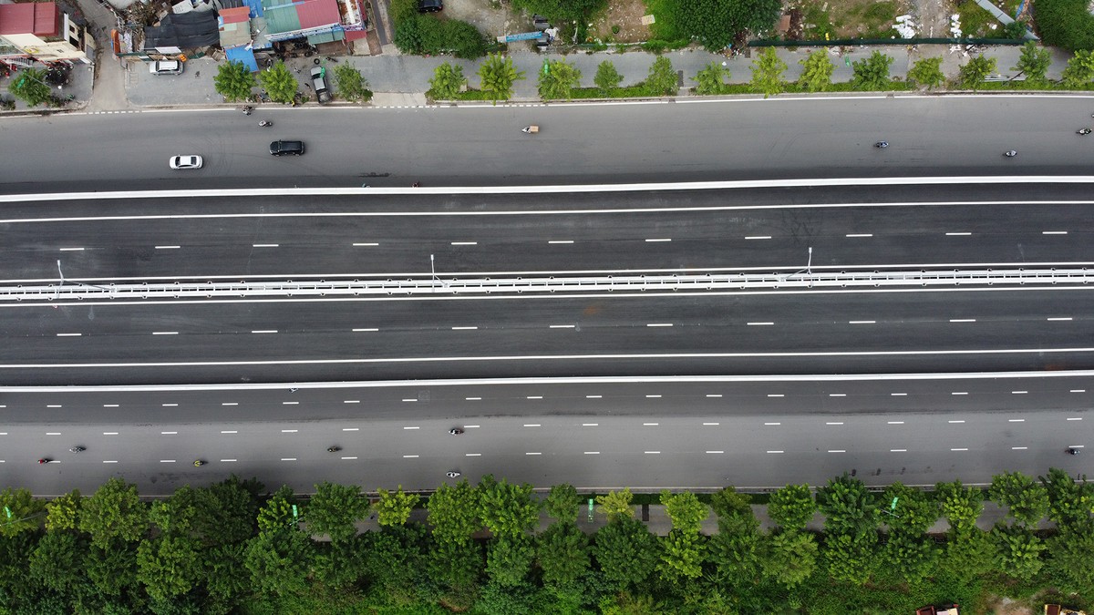 Dự án được thiết kế bốn làn xe theo tiêu chuẩn cao tốc, mỗi làn xe rộng 3,75m; hai làn dừng khẩn cấp, hai dải an toàn bên trong, dải phân cách giữa... đảm bảo cho xe chạy với vận tốc 100 km/h. Sau khi hoàn thành, dự án sẽ liên thông với đoạn cầu cạn Mai Dịch - Bắc hồ Linh Đàm vừa thông xe trước đó, tạo thành tuyến đường kết nối cầu Thanh Trì và cầu Thăng Long trên một trục giao thông xuyên suốt dài 10km. Dự án hiện được ví là dự án đường trên cao đẹp nhất Hà Nội và nhận được rất nhiều sự quan tâm của người dân. Tuy chỉ còn 2 ngày nữa sẽ chính thức thông xe, nhưng một số hạng mục của dự án vẫn chưa được hoàn thiện, đặc biệt là 6 lối lên xuống. Lối xuống Cổ Nhuế của dự án đang để trống trong sáng 8/10. Khu vực thi công các lối lên xuống chưa hoàn thiện, vẫn phải quây tôn trên đường Phạm Văn Đồng. Để cảnh báo các xe di chuyển, chủ đầu tư đang tạm thời... che đi biển chỉ dẫn lối lên xuống. Cảnh báo được dán đỏ che lối xuống khu vực công viên Hòa Bình, Cổ Nhuế, Xuân Đỉnh. Tuy đã có cảnh báo nhưng liệu có đủ an toàn với những xe đang di chuyển trên đoạn đường có tốc độ tối đa lên tới 100km/h? Hiện tại, công nhân đang gấp rút thi công những hạng mục còn lại của công trình. Theo thông tin trên báo chí, sau khi phần cầu chính được thông xe, các nhà thầu sẽ tiếp tục triển khai thi công 6 nhánh lên xuống và dự kiến kết thúc toàn bộ vào cuối tháng 12/2020.