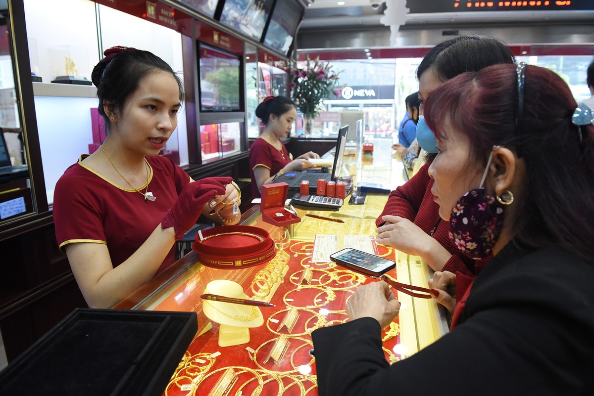 Theo lý giải, áp lực chốt lời bởi giá vàng tăng vọt gần đây, cộng với đồng USD mạnh lên và phố Wall phiên đêm qua bùng nổ cũng góp thêm phần khiến dòng tiền nhanh chóng rời bỏ vàng. Theo lý giải, áp lực chốt lời bởi giá vàng tăng vọt gần đây, cộng với đồng USD mạnh lên và phố Wall phiên đêm qua bùng nổ cũng góp thêm phần khiến dòng tiền nhanh chóng rời bỏ vàng.