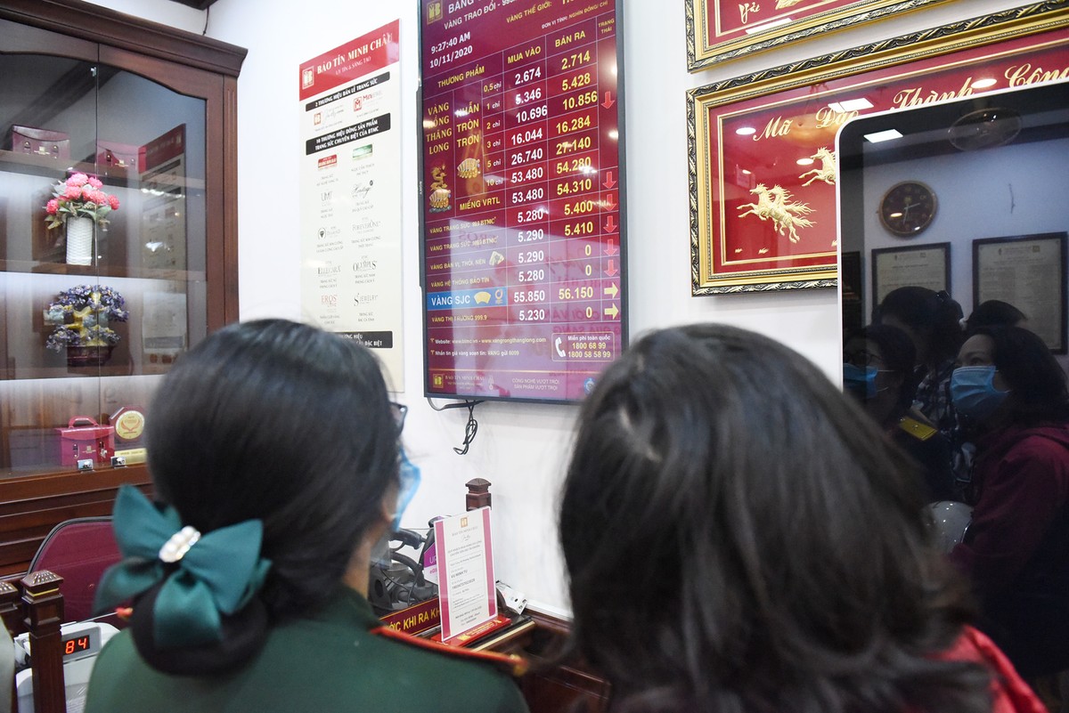Sau khi tăng 200.000 đồng/lượng trong ngày hôm qua, giá vàng SJC của Công ty Vàng bạc Đá quý Sài Gòn mở cửa sáng nay ngày 10/11 tại Hà Nội đã đảo chiều giảm mạnh 600.000 đồng/lượng ở cả 2 chiều mua vào và bán ra, hiện niêm yết ở mức 55,90 – 56,42 triệu đồng/lượng (mua vào - bán ra). Sau khi tăng 200.000 đồng/lượng trong ngày hôm qua, giá vàng SJC của Công ty Vàng bạc Đá quý Sài Gòn mở cửa sáng nay ngày 10/11 tại Hà Nội đã đảo chiều giảm mạnh 600.000 đồng/lượng ở cả 2 chiều mua vào và bán ra, hiện niêm yết ở mức 55,90 – 56,42 triệu đồng/lượng (mua vào - bán ra).