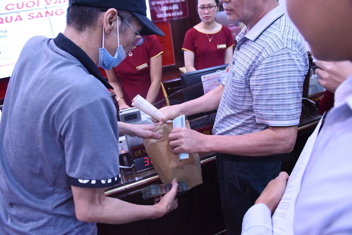 Các giao dịch vàng khủng xuất hiện ngay từ lúc mở cửa. Các giao dịch vàng khủng xuất hiện ngay từ lúc mở cửa.