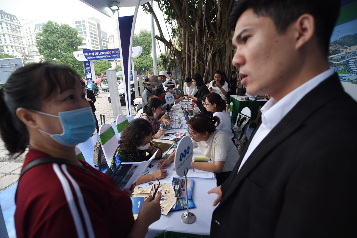 Các hãng bay giới thiệu ưu đãi đặc biệt như Bamboo Airways có hàng trăm ngàn vé máy bay siêu khuyến mại với giá chỉ từ 29.000 đồng...; Vietnam Airlines có chặng Hà Nội – Điện Biên từ 499.000 đồng/chiều; TP Hồ Chí Minh – Rạch Giá/Cà Mau từ 99.000 đồng/chiều...