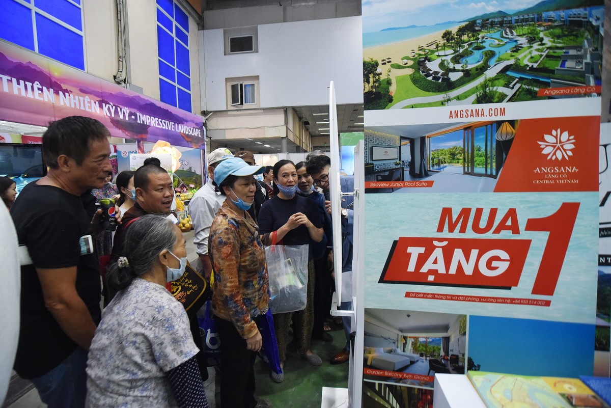 Từ sớm, hàng trăm người đã đến khu vực tổ chức xếp hàng để nhận những ưu đãi của mùa du lịch năm nay.