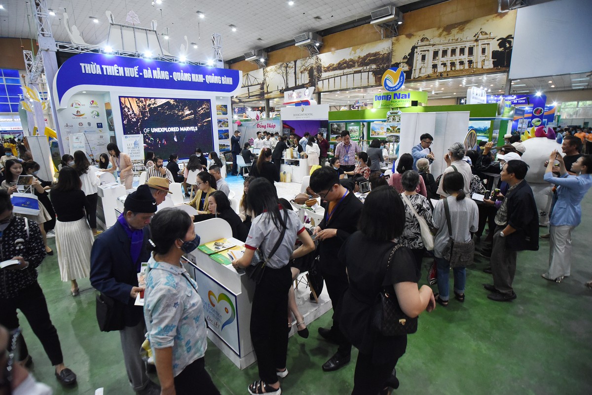 Tuy bị trì hoãn 3 lần do dịch COVID-19, hội chợ năm nay vẫn được tổ chức với sự tham gia của trên 300 doanh nghiệp từ 6 quốc gia và 47 tỉnh, thành phố.