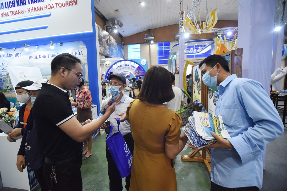 Những thông tin du lịch được đưa đến tận tay các khách hàng ngay tại các lối đi.