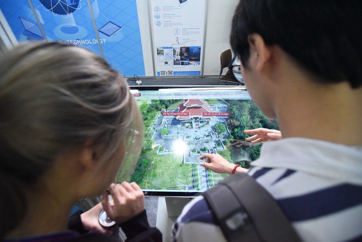 Đặc biệt, trong Hội chợ có trình diễn các thiết bị công nghệ 4.0 cho phép du khách tham quan trước các điểm đến.