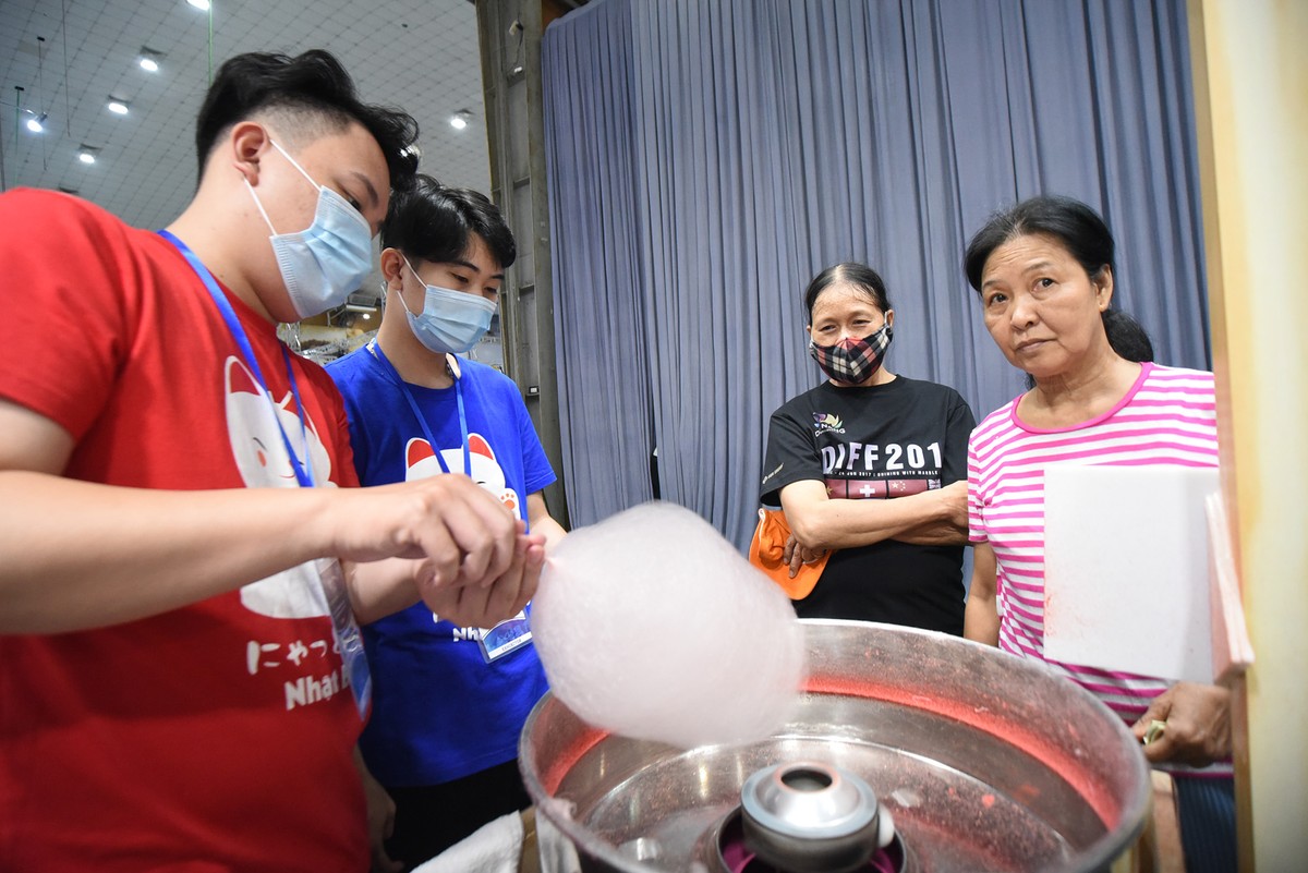 Du khách đến tham quan triển lãm cũng được khuyến cáo nên đeo khẩu trang, nâng cao tinh thần phóng chống dịch bệnh.