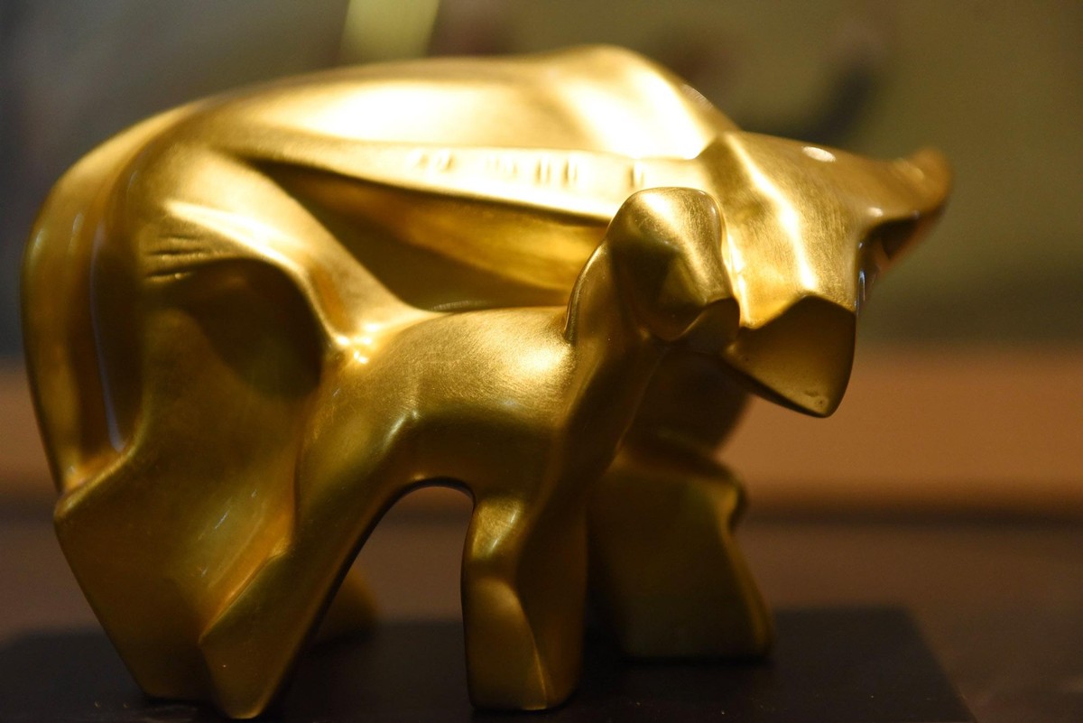 Vài năm gần đây, xu hướng trưng bày, biếu, tặng vật phẩm phong thủy con giáp biểu trưng cho năm đó trở nên thịnh hành bởi nó là món quà mang giá trị tinh thần, mang ý nghĩa đem lại sự may mắn, thịnh vượng cho gia chủ.