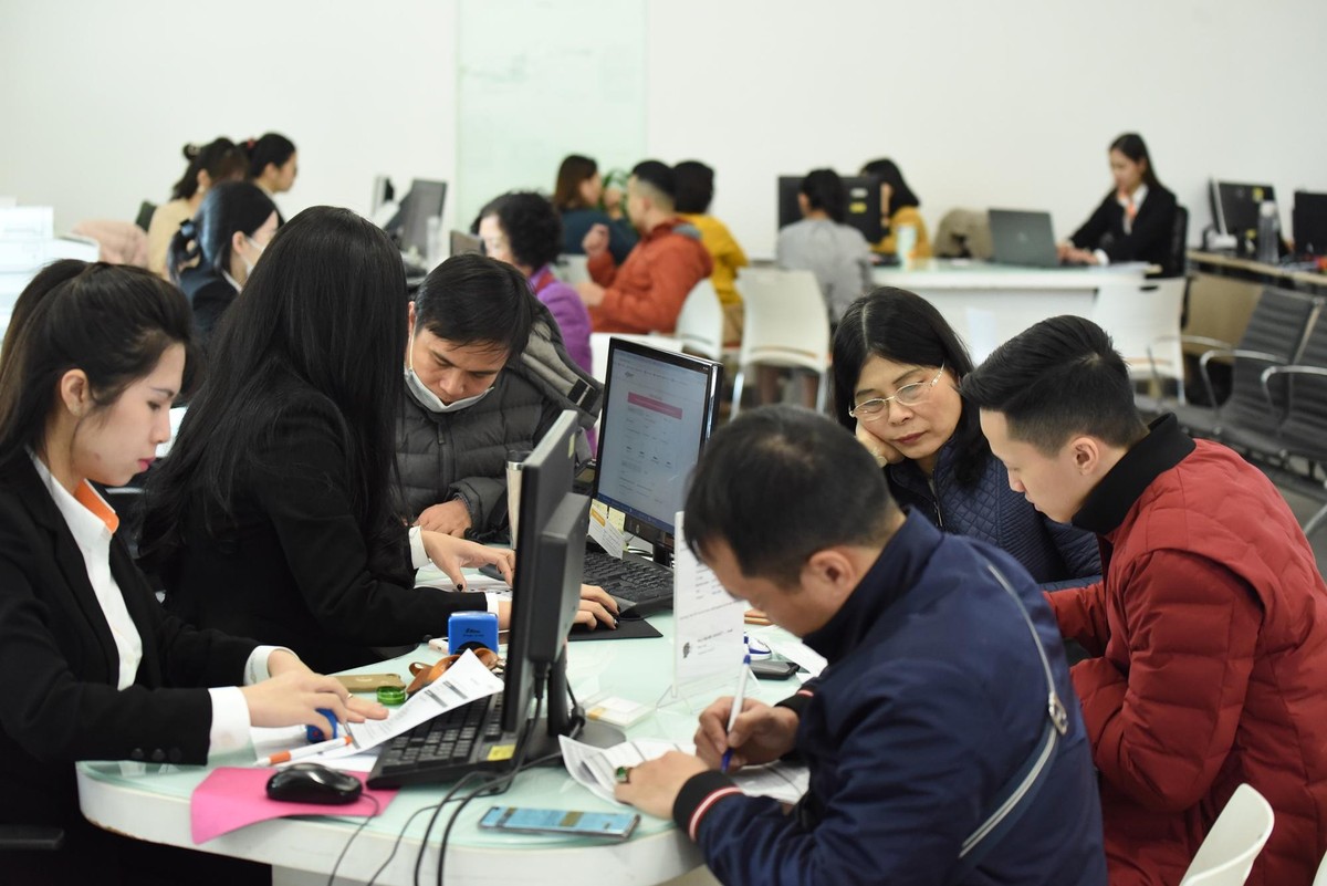 Đánh giá thị trường còn nhiều cơ hội, đầu giờ sáng nay, tại sàn chứng khoán VNDIRECT vẫn có hàng chục nhà đầu tư đến giao dịch, mở tài khoản mới.