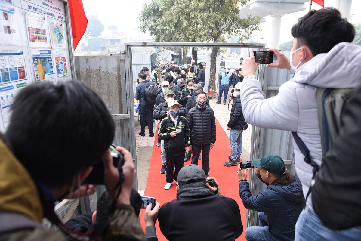 Trước đó đúng 9h sáng, nhóm đầu tiên được lên tham quan tàu gồm 20 người dân. Sự kiện thu hút đông đảo sự quan tâm của báo giới.