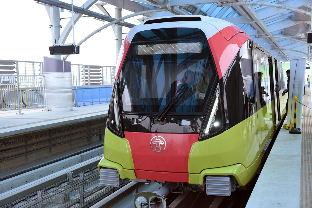 Thiết kế của tàu theo tiêu chuẩn châu Âu, với thân bằng hợp kim nhôm trọng lượng nhẹ, tuổi thọ cao và được nghiên cứu để phù hợp với nhu cầu của người Việt. Tàu được sơn ba màu xanh lá mạ, hồng đỏ và trắng với biểu tượng Khuê Văn Các của TP Hà Nội.