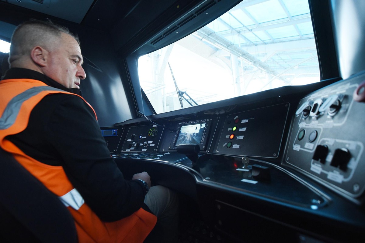 Bảng điều khiển trong cabin là hệ thống nút bấm với các màu xanh - vàng - đỏ, tương ứng với mức độ an toàn - nguy hiểm - khẩn cấp. Hiện lái tàu chạy thử vẫn do đối tác nước ngoài đảm nhiệm.