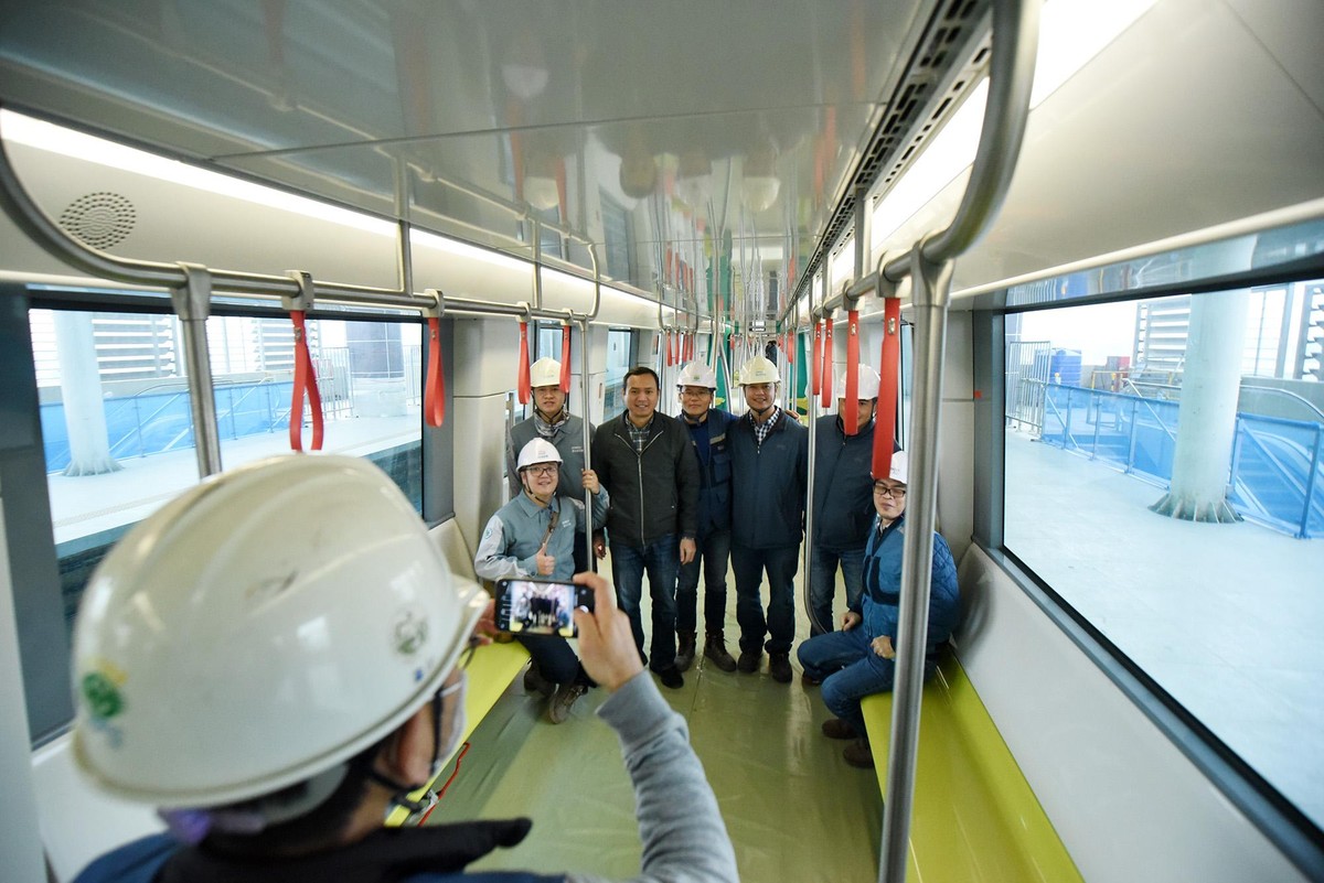 Các kỹ sư thi công của chính dự án đường sắt trên cao Nhổn - Ga Hà Nội cũng tranh thủ ghi lại kỷ niệm.