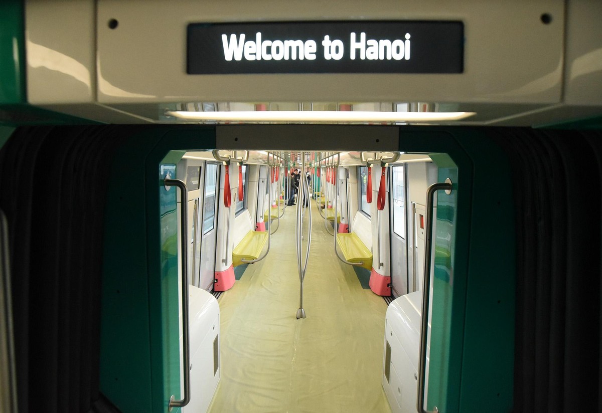 Đoàn tàu gồm 4 toa, sử dụng sức kéo điện.Tàu cũng gắn các tiện nghi như màn hình thông báo, điều hòa không khí, thông gió, hệ thống phát thanh hành khách, camera, đèn LED tự động điều chỉnh ánh sáng cho phù hợp khi đi vào đoạn ngầm...