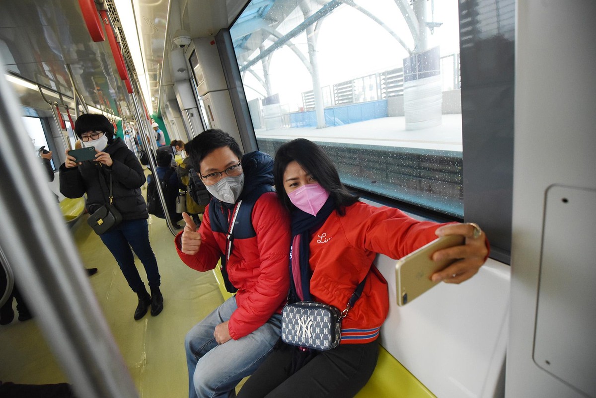 Đoàn tàu mới trở thành nơi hẹn hò, selfie của nhiều người.