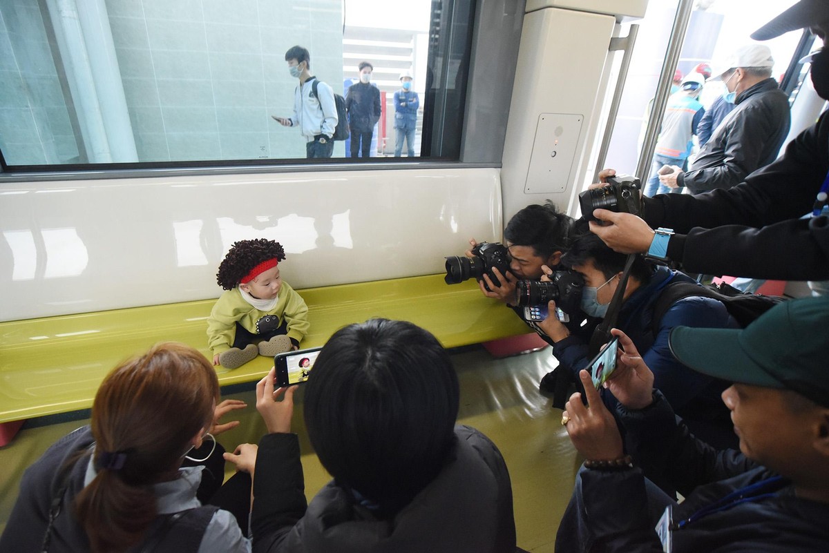 Bé Hải Nam 5 tháng tuổi con trai chị Thảo tạo dáng chụp ảnh trên ghế ngồi của đoàn tàu. Chị Thảo cho biết: Đoàn tàu rất đẹp, bõ công mẹ con tôi háo hức dậy sớm".