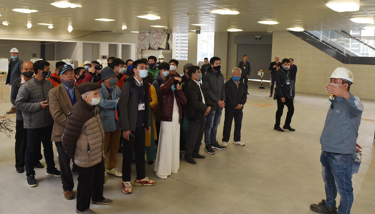 Vì vẫn đang trong quá trình thi công hoàn thiện nhà ga nên người dân lên tham quan tàu theo từng nhóm. Người tham quan sẽ được giới thiệu sơ bộ về dự án đường sắt trên cao Nhổn - Ga Hà Nội và hướng dẫn lối lên xuống cặn kẽ để đảm bảo an toàn.