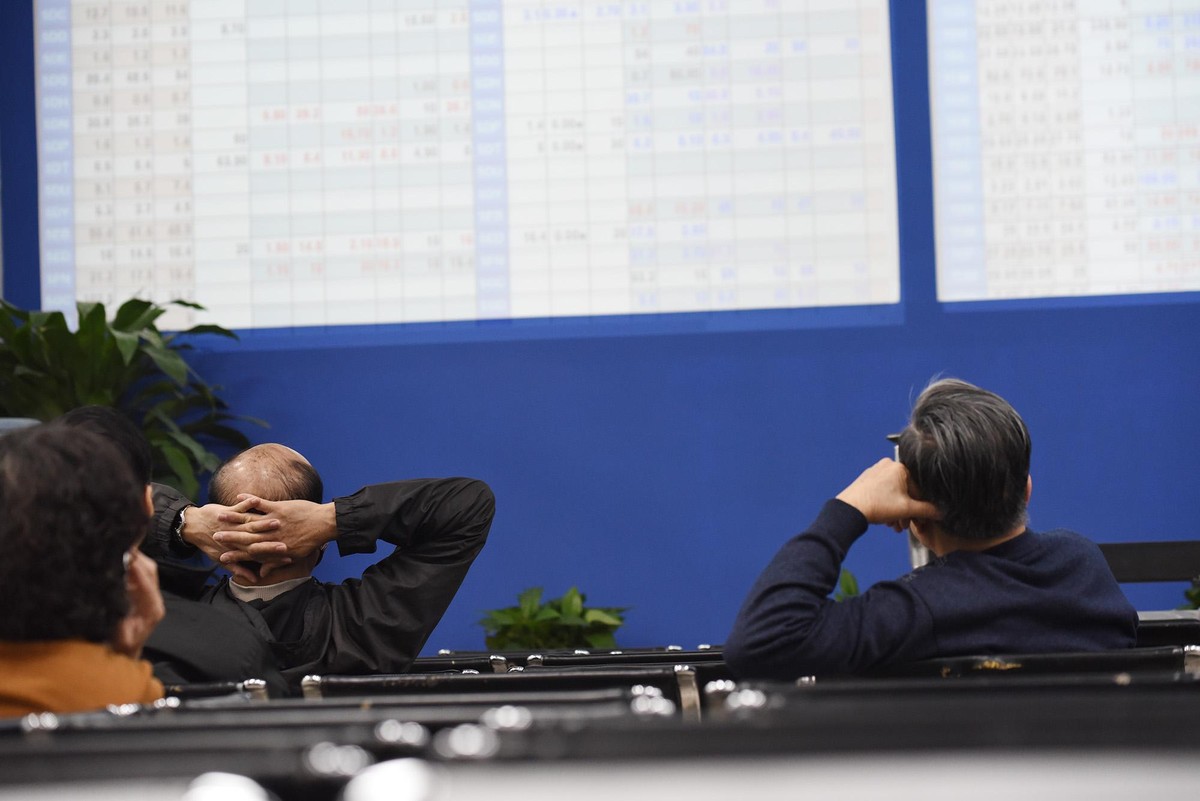 Đầu giờ sáng nay, lực bán ra vẫn tăng mạnh khiến chỉ số VN-Index về sát ngưỡng 1.000 điểm. Tuy nhiên, dòng tiền bắt đáy đã vào cuộc khiến chỉ số ngay lập tức biến động.