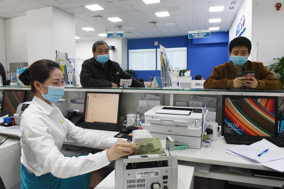 Nhân viên Ngân hàng ABB cho biết, thời điểm cận Tết này khối lượng làm việc rất lớn, ngoài ra mỗi ngày còn có rất nhiều khách hàng đến nộp, rút tiền tài khoản chứng khoán.
