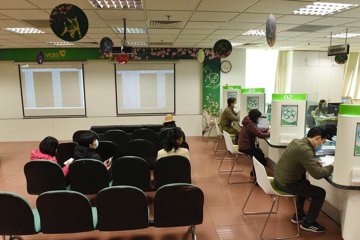 Sáng 29/1, trên sàn chứng khoán VCBS có khá đông nhà đầu tư đến giao dịch ngay từ đầu giờ sáng.