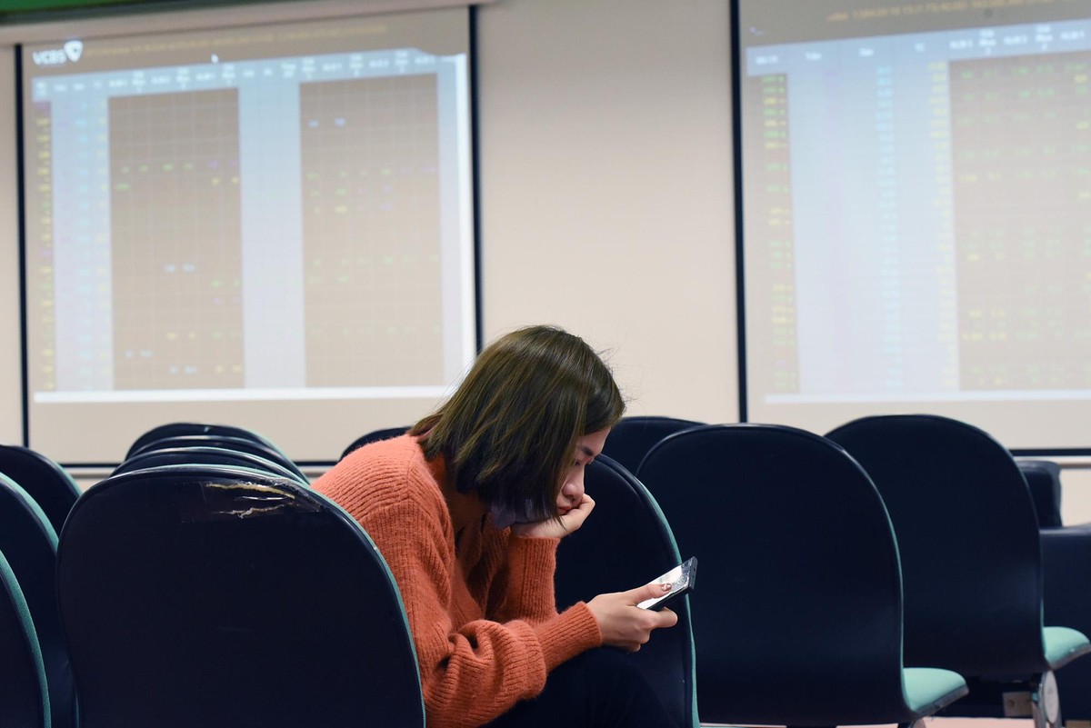 Tuy vậy, về cuối phiên sáng, sau khi chạm đỉnh 1.076 điểm, thị trường đã bớt ít nhiều sự hưng phấn, VN-Index tạm đóng cửa ở mức 1.056 điểm, tăng gần 32 điểm so với phiên hôm qua.