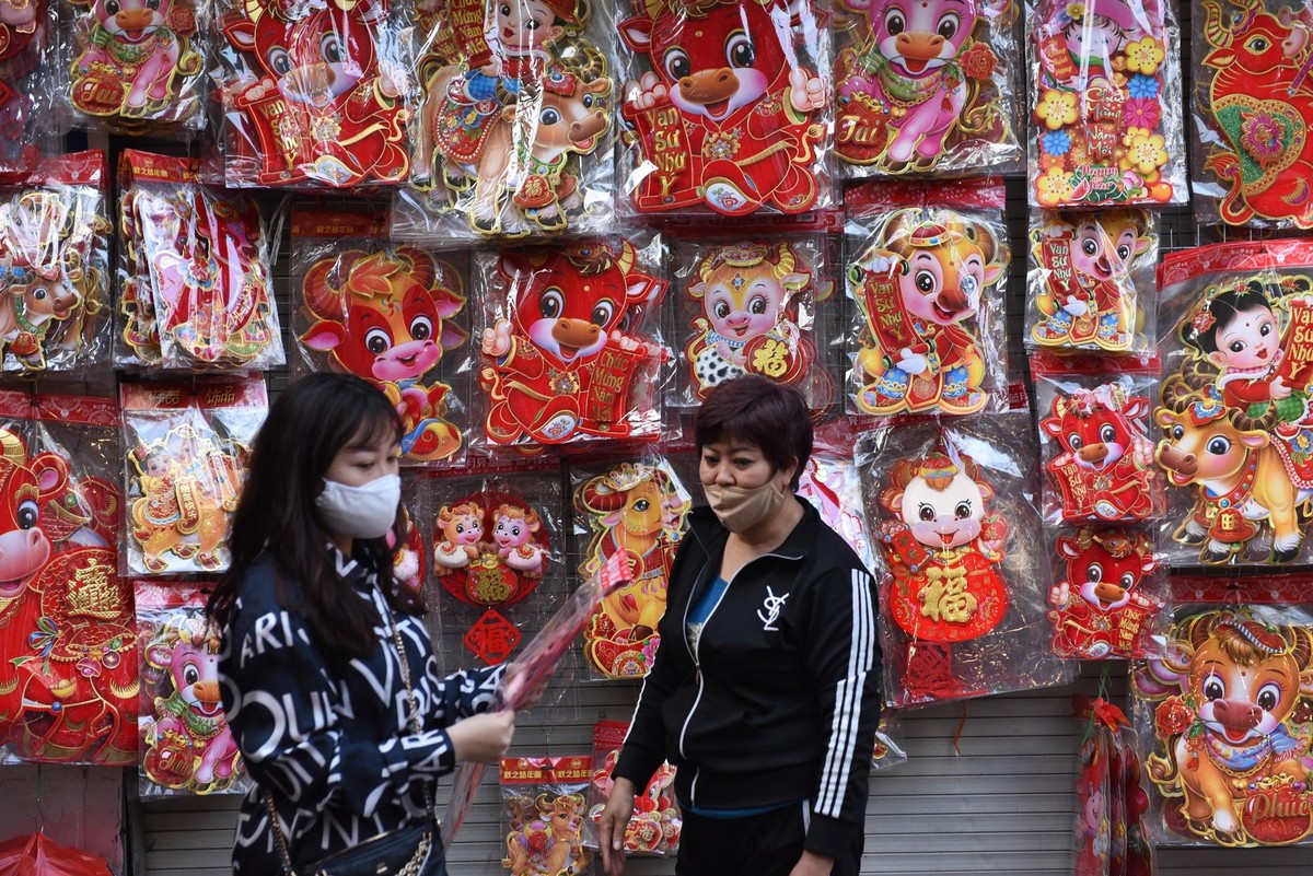 Đo dịch bệnh Covid - 19, người bán cũng như người mua đều phải đeo khẩu trang phòng dịch.