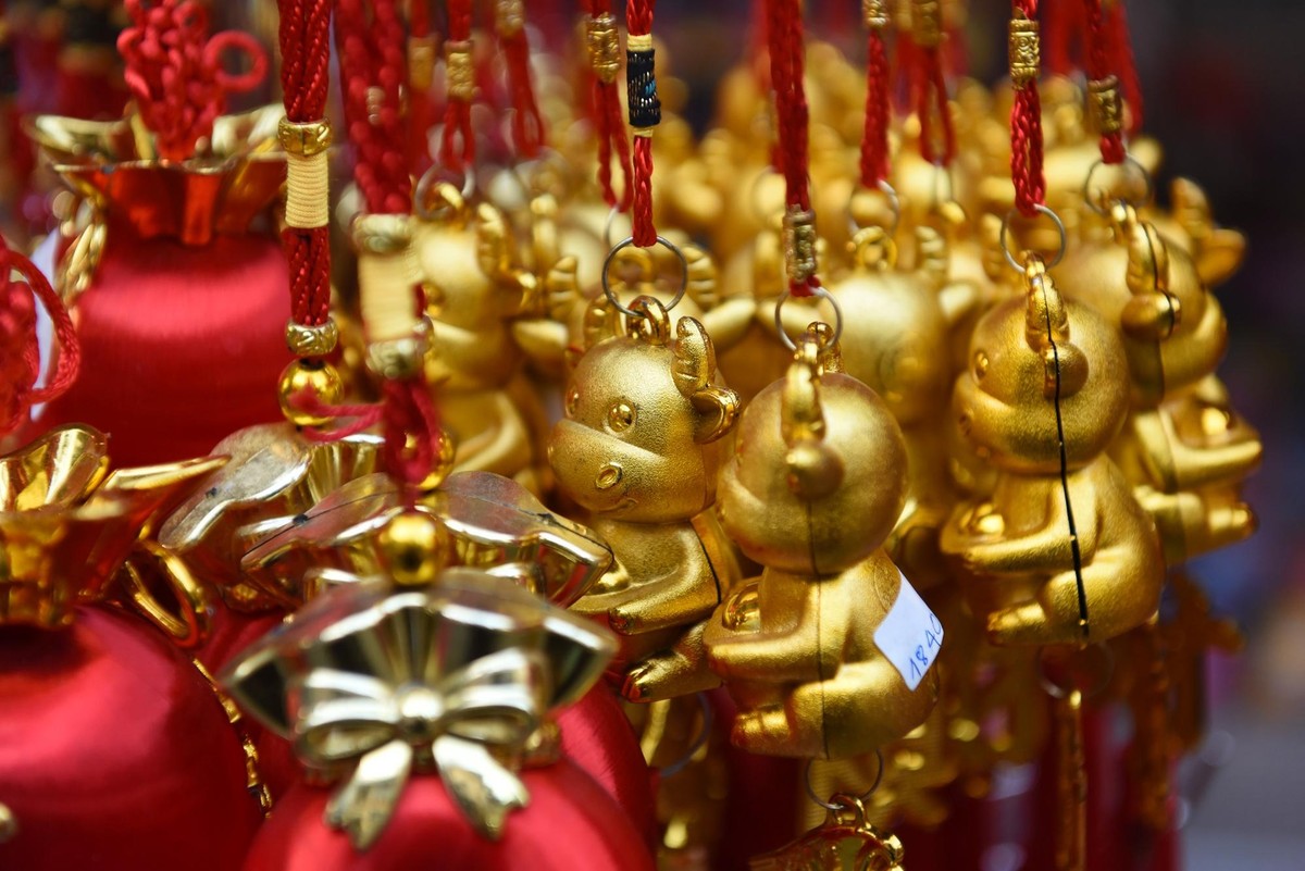 Đồ trang trí hình con trâu đủ mọi loại hình dáng, kích cỡ, vật liệu xuất hiện ở mọi nơi.