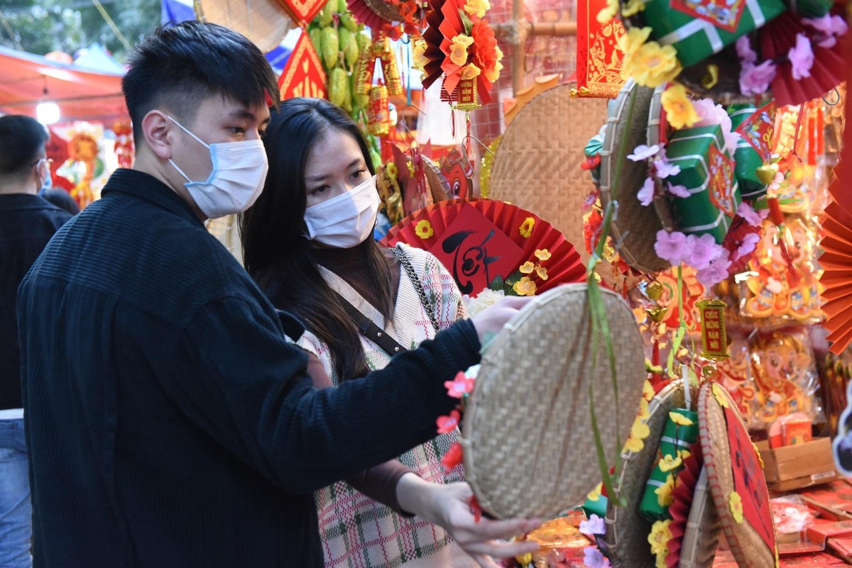 Anh Nguyễn Lương nhà tại Cầu Giấy cho biết, thói quen mỗi năm đến dịp Tết đều đến Hàng Mã để mua sắm đồ trang trí nhưng năm nay cũng đã phải suy nghĩ kỹ và chuẩn bị khẩu trang, nước sát khuẩn trước khi đến đây mua sắm.