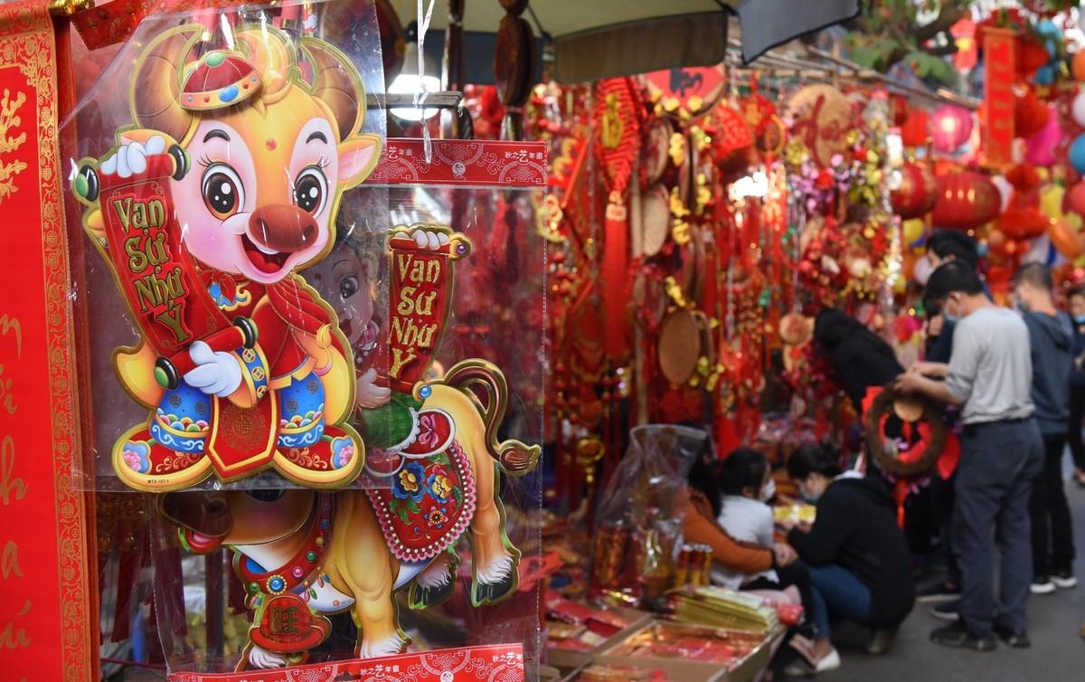 Năm nay, các sản phẩm đồ trang trí, đồ chơi ở phố Hàng Mã rất phong phú, đa dạng với nhiều chủng loại khác nhau. Đặc biệt, ngoài các món đồ truyền thống như: Đèn lồng, câu đối đỏ, mô hình bánh chưng xanh hay phong bao lì xì…. còn xuất hiện những sản phẩm mới với biểu tượng linh vật là con trâu, giúp người mua sắm đa dạng lựa chọn.