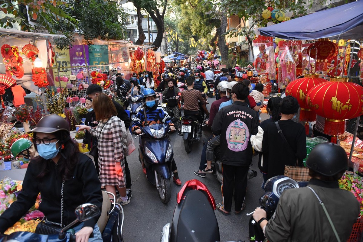 Chợ Tết phố cổ được thành phố Hà Nội tổ chức trên các tuyến phố cổ như: Hàng Lược, Hàng Khoai, Hàng Rươi, Hàng Mã và tuyến phố bích họa Phùng Hưng (đoạn từ phố Lê Văn Linh tới Hàng Cót).