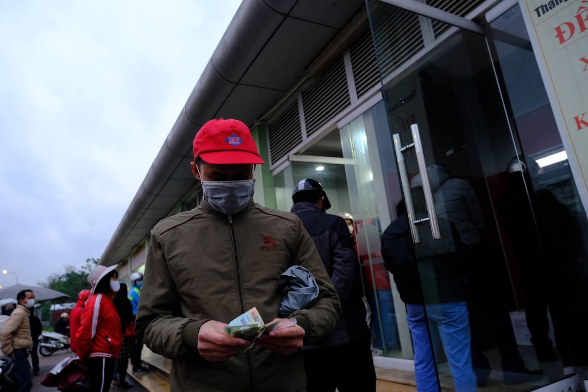 Để rút được tiền anh Nguyễn Mạnh Cường (quê Nghệ An) công nhân tại Khu công nghiệp Thăng Long đã phải xếp hàng chờ đợi mất hơn 30 phút.
