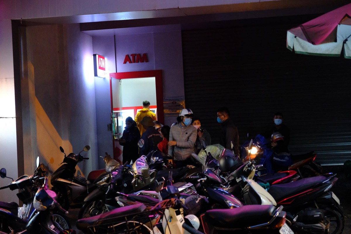 Nhiều người đợi đến tối muộn mới ra rút tiền nhưng vẫn phải xếp hàng.