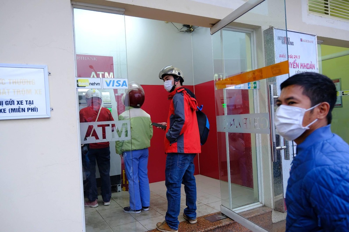 Việc công nhân rút tiền nhiều vào dịp cận Tết bởi hầu hết các khoản doanh nghiệp trả cho người lao động đều được chuyển qua tài khoản ngân hàng.