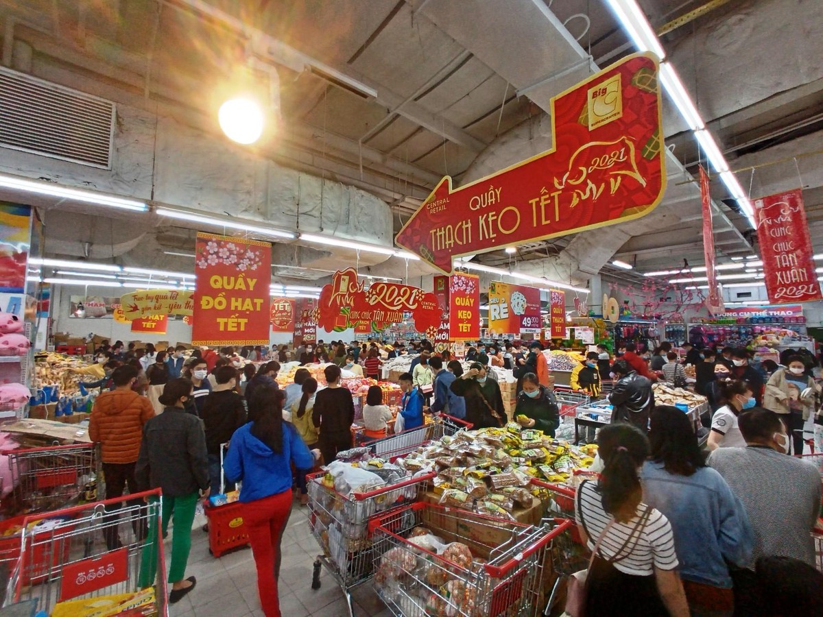 Để phục vụ nhu cầu lớn, các siêu thị đều tổ chức thêm riêng các khu vực bánh kẹo phục vụ Tết. Để phục vụ nhu cầu lớn, các siêu thị đều tổ chức thêm riêng các khu vực bánh kẹo phục vụ Tết.