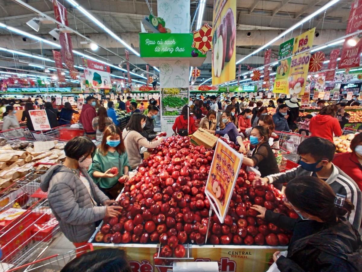 Tại hầu hết các siêu thị lớn tại thủ đô Hà Nội đều trong cảnh người dân đổ xô đi mua sắm tấp nập. Tại hầu hết các siêu thị lớn tại thủ đô Hà Nội đều trong cảnh người dân đổ xô đi mua sắm tấp nập.