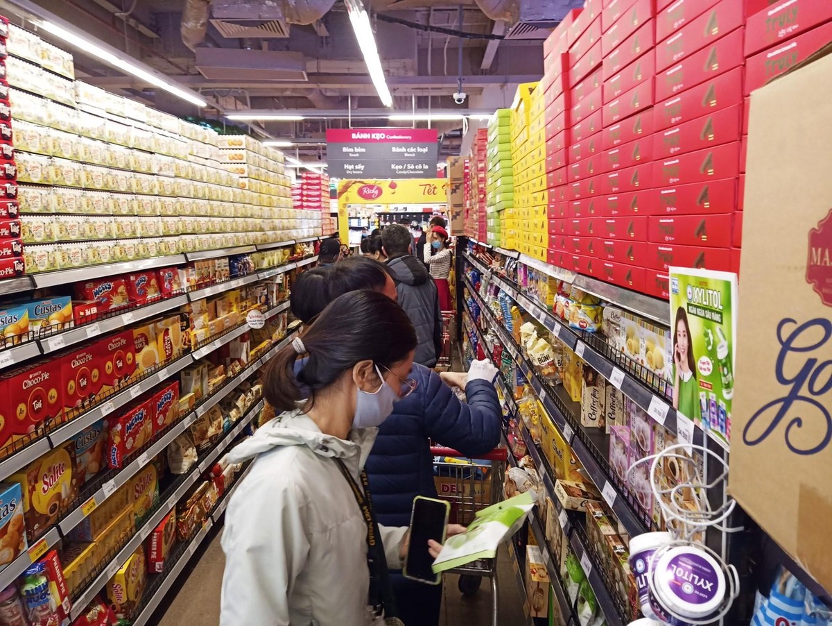 Tâm điểm mua sắm lúc này là gian hàng bánh kẹo. Tâm điểm mua sắm lúc này là gian hàng bánh kẹo.