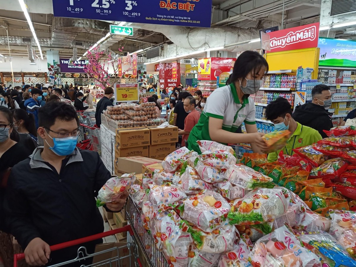 Nhân viên siêu thị liên tục tiếp hàng trong những ngày này. Nhân viên siêu thị liên tục tiếp hàng trong những ngày này.