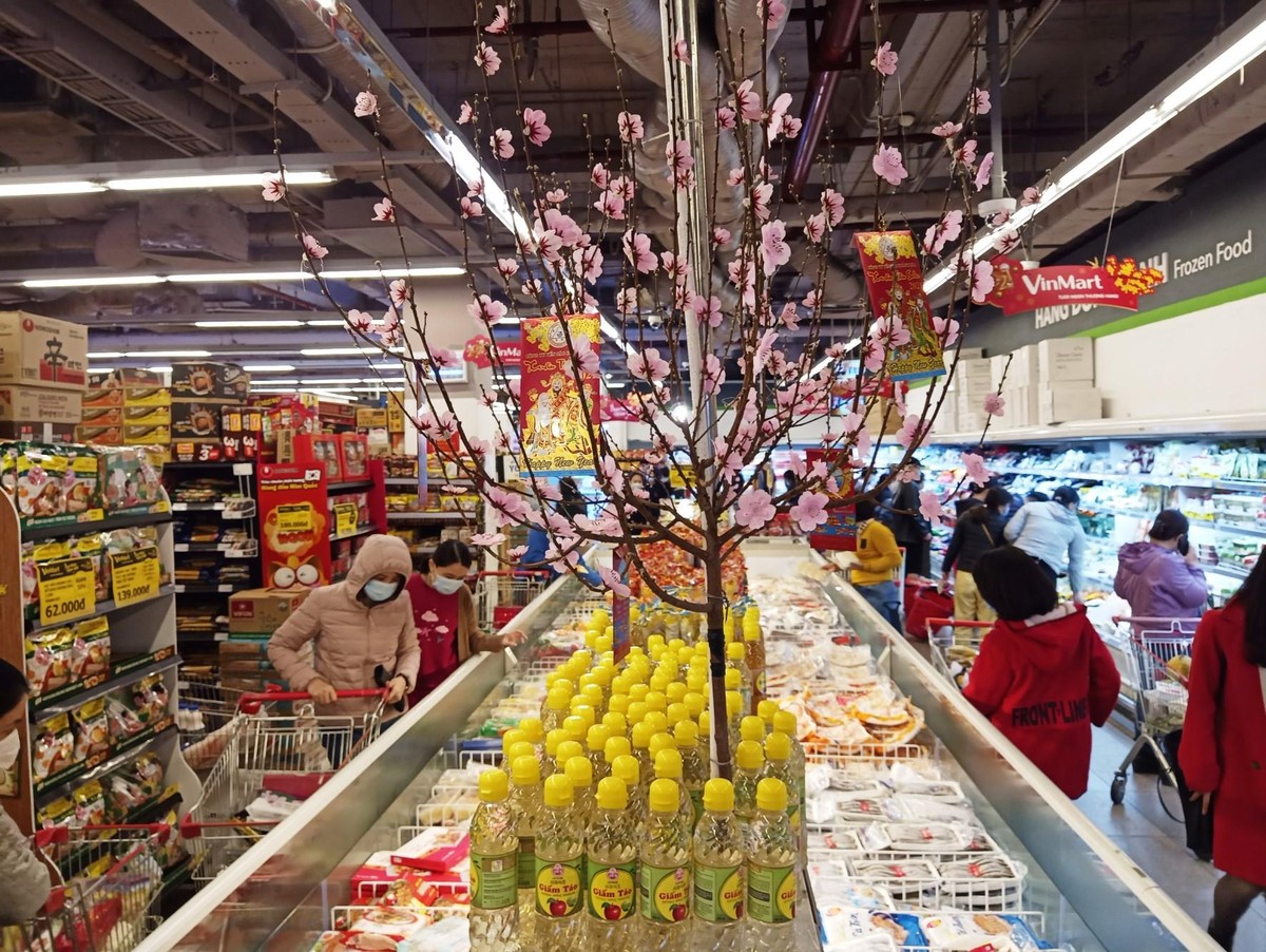 Tết Nguyên đánTân Sửu 2021 đang đến rất gần, không khí năm mới cùng với sự tất bật trong những siêu thị ở Hà Nội khác hẳn với tiết trời rét đậm bên ngoài. Tết Nguyên đánTân Sửu 2021 đang đến rất gần, không khí năm mới cùng với sự tất bật trong những siêu thị ở Hà Nội khác hẳn với tiết trời rét đậm bên ngoài.